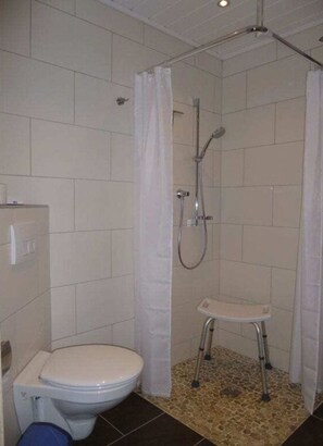 Mobile Home | Bathroom - Raven's Nest Comfortable Holiday Residence (Ruethen)