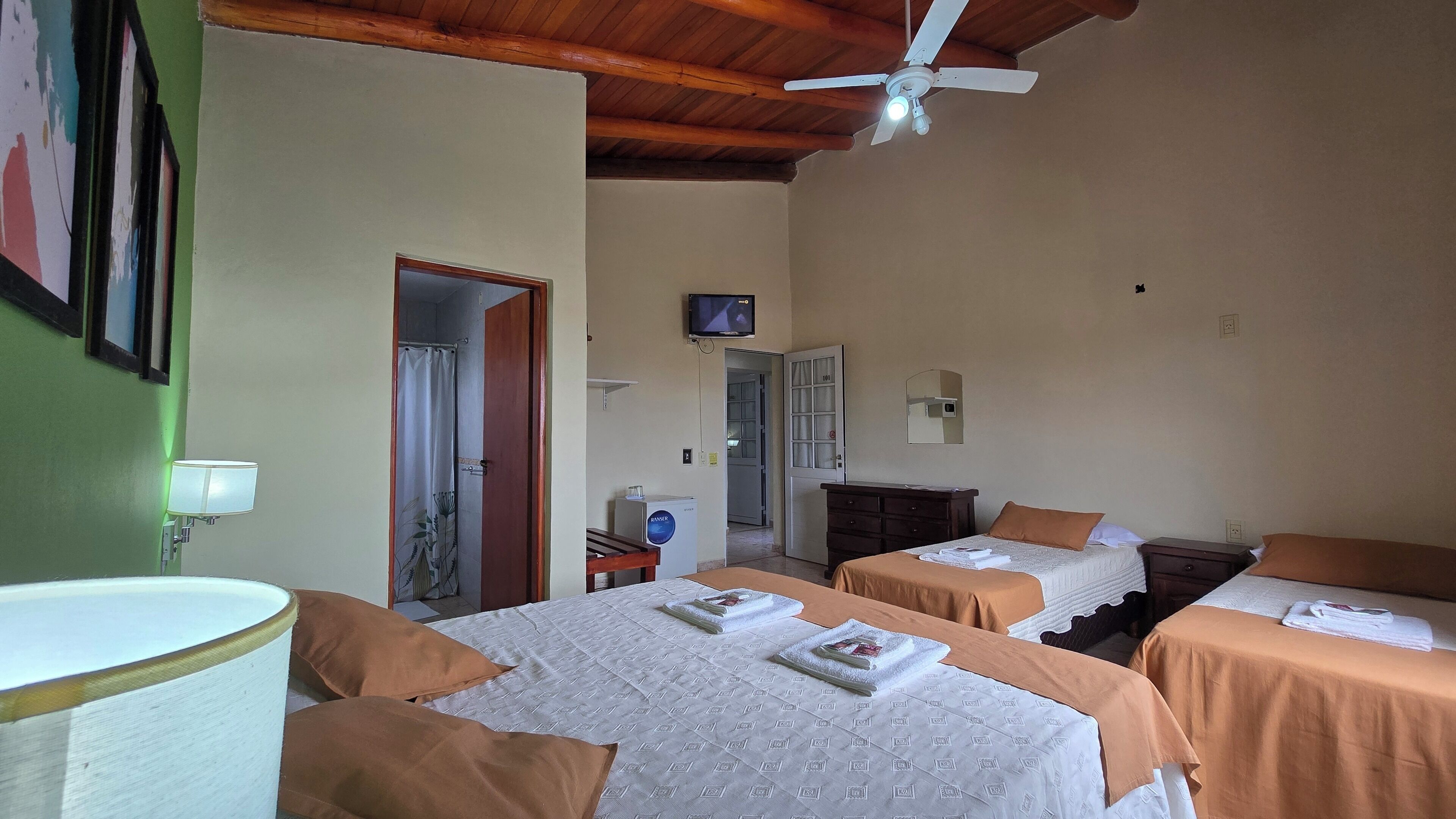 Quarto quádruplo família | Frigobar, cofres nos quartos, individualmente mobiliados