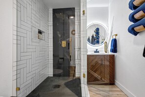 Douche, sèche-cheveux, bidet, serviettes fournies