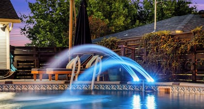 Mid Century Modern - The Martin Frisco Stay & Play - Hot Tub, Pool & Firepit!