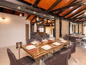 Villa | Dining
