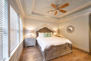 4 bedrooms, desk, free WiFi, bed sheets - 4BR seconds to beach Free Beach Srvc (Miramar Beach)