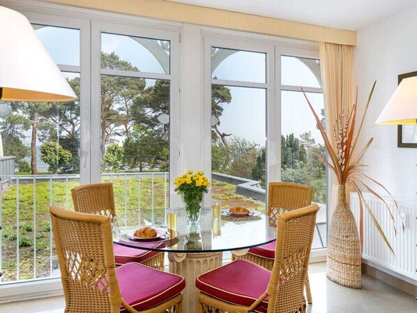 Mobile Home | Dining