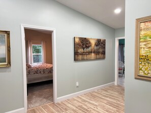 5 makuuhuonetta, työpöytä, vauvan matkasänky, ilmainen Wi-Fi