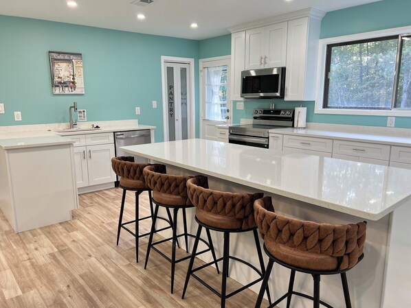 Jääkaappi, mikroaaltouuni, uuni, liesi