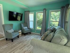 TV connectée, cheminée, table de tennis de table