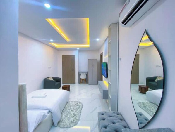 1 bedroom, iron/ironing board, WiFi - Studio(S7) @ LEKKI PHASE 1. 24/7 AC. By NgoZiLiving
(Lekki, phase 1)