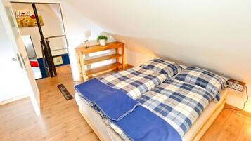 2 kamar tidur dan dilengkapi dengan perabotan berbeda-beda