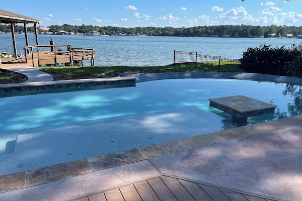 Alberca al aire libre y alberca climatizada