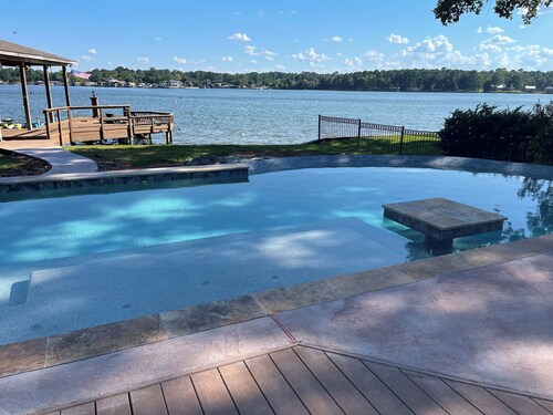 Beautiful 3 bedroom Lake House with pool and Hot Tub on lake Conroe! LAKEFRONT 