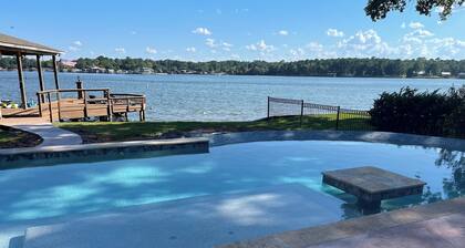 Beautiful 3 bedroom Lake House with pool and Hot Tub on lake Conroe! LAKEFRONT