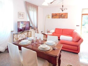 Mobile Home | Dining