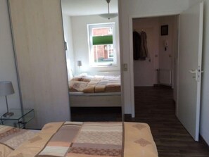 1 habitación, muebles diferentes y tabla de planchar con plancha