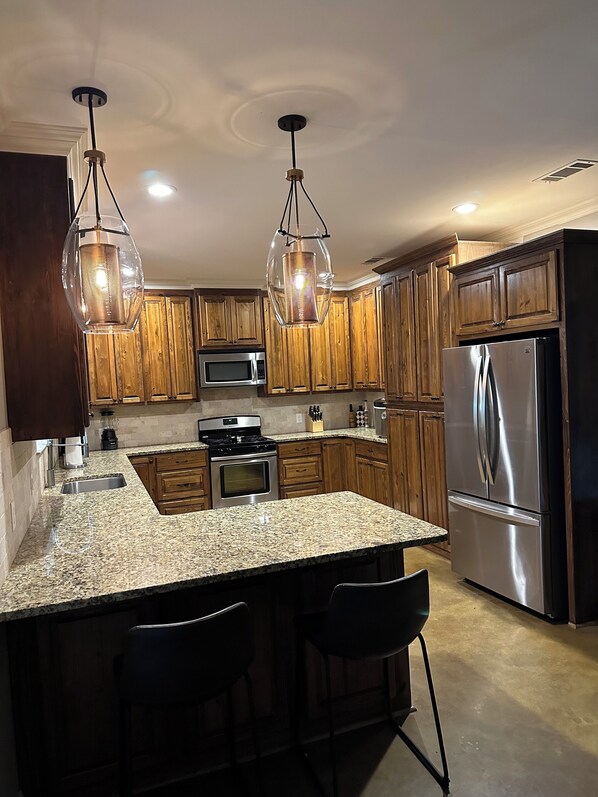 Mikrobølgeovn, ovn, kokeplater og oppvaskmaskin