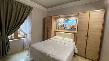 Suite Deluxe, vistas a la ciudad | Caja fuerte, escritorio, wifi gratis