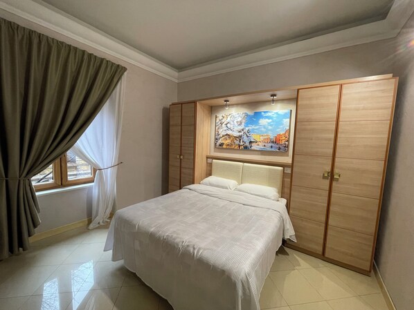 Un dormitorio con cama, armario y un cuadro en la pared.
