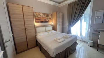 Habitación Deluxe doble, 1 cama de matrimonio, no fumadores | Caja fuerte, escritorio, wifi gratis