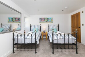 2 habitaciones, tabla de planchar con plancha, wifi y ropa de cama