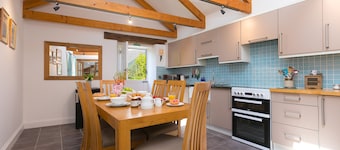 Pilgrims Barn – Hayle – On-Site Parking – Courtyard Garden