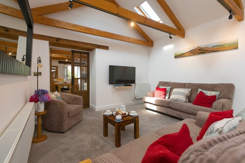 Pilgrims Barn, Hayle – Sleeps 4 - On-Site Parking – Courtyard Garden