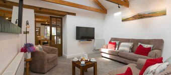 Pilgrims Barn, Hayle – Sleeps 4 - On-Site Parking – Courtyard Garden