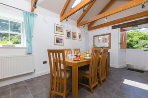 Dining - Pilgrims Barn – Hayle – On-Site Parking – Courtyard Garden (Hayle)