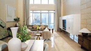 Una sala de estar moderna con un sofá, una mesa de centro y jarrones decorativos.