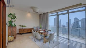 Penthouse de lujo, 2 habitaciones, balcón, vista a la ciudad | Comedor