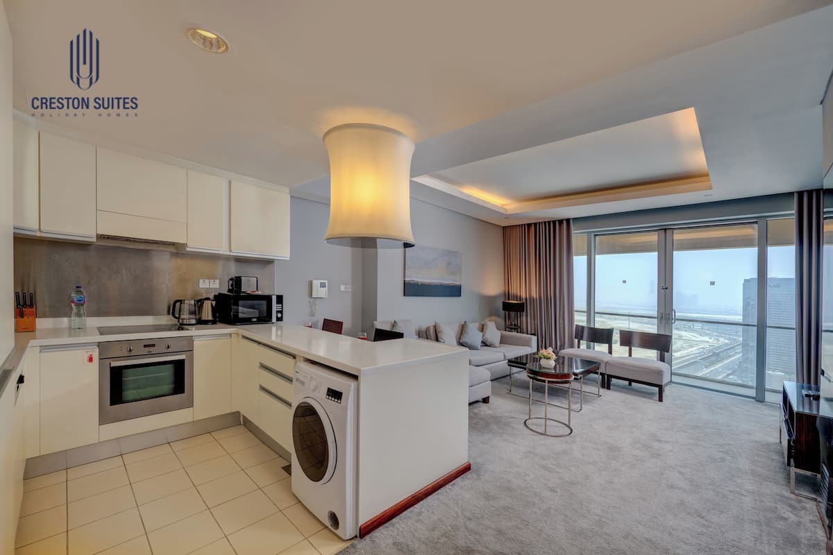 Full-size fridge, microwave, oven, stovetop