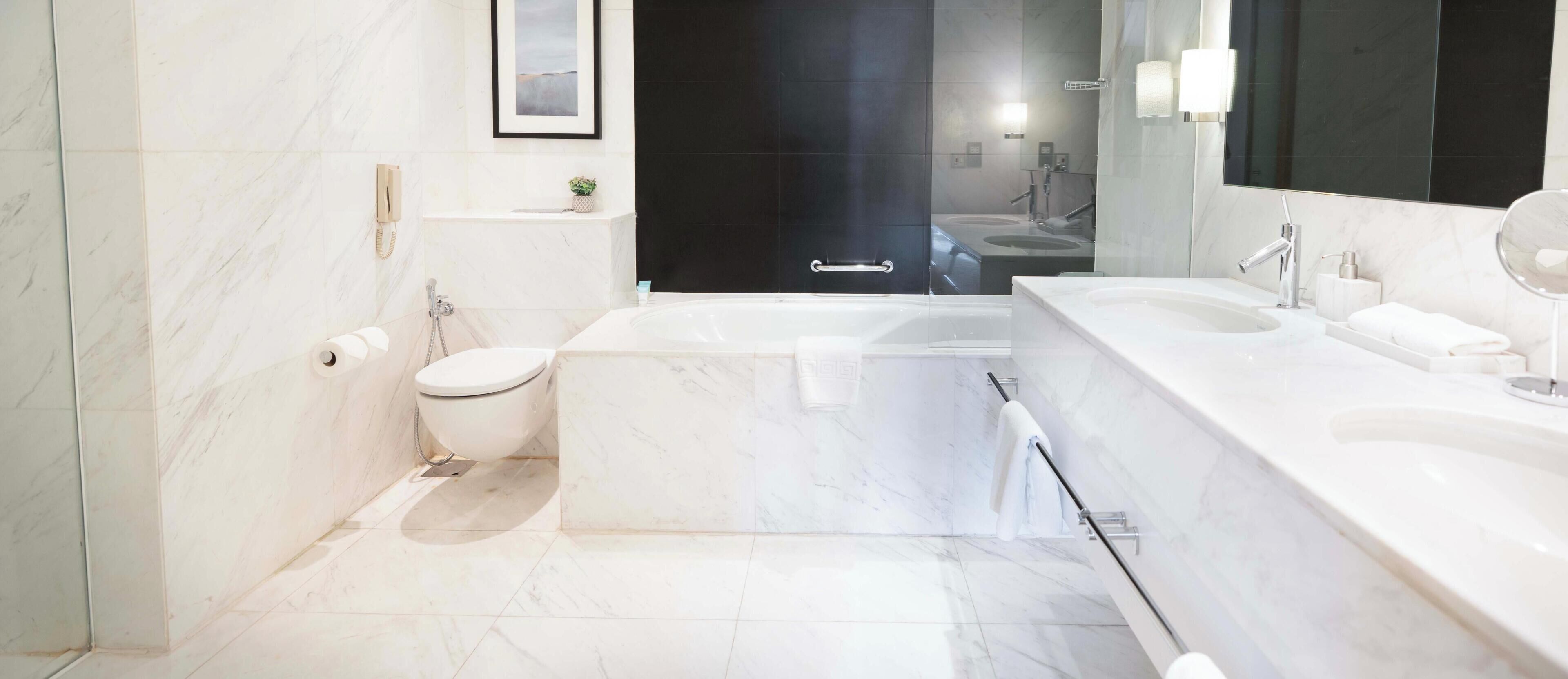 Un baño moderno con bañera, inodoro y lavamanos.