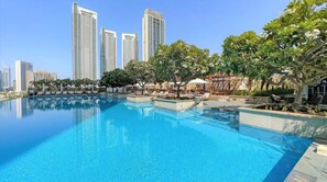 室外游泳池，提供泳池遮陽傘和日光浴躺椅