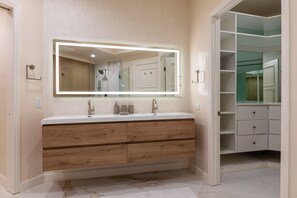 Douche, sèche-cheveux, serviettes fournies, savon