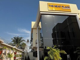 Un edificio con un cartel que dice 'The Neat Place Accommodation'.