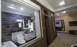 家庭客房, 露台, 城市景 | 浴室 | 免費梳洗用品、風筒、提供毛巾、番梘