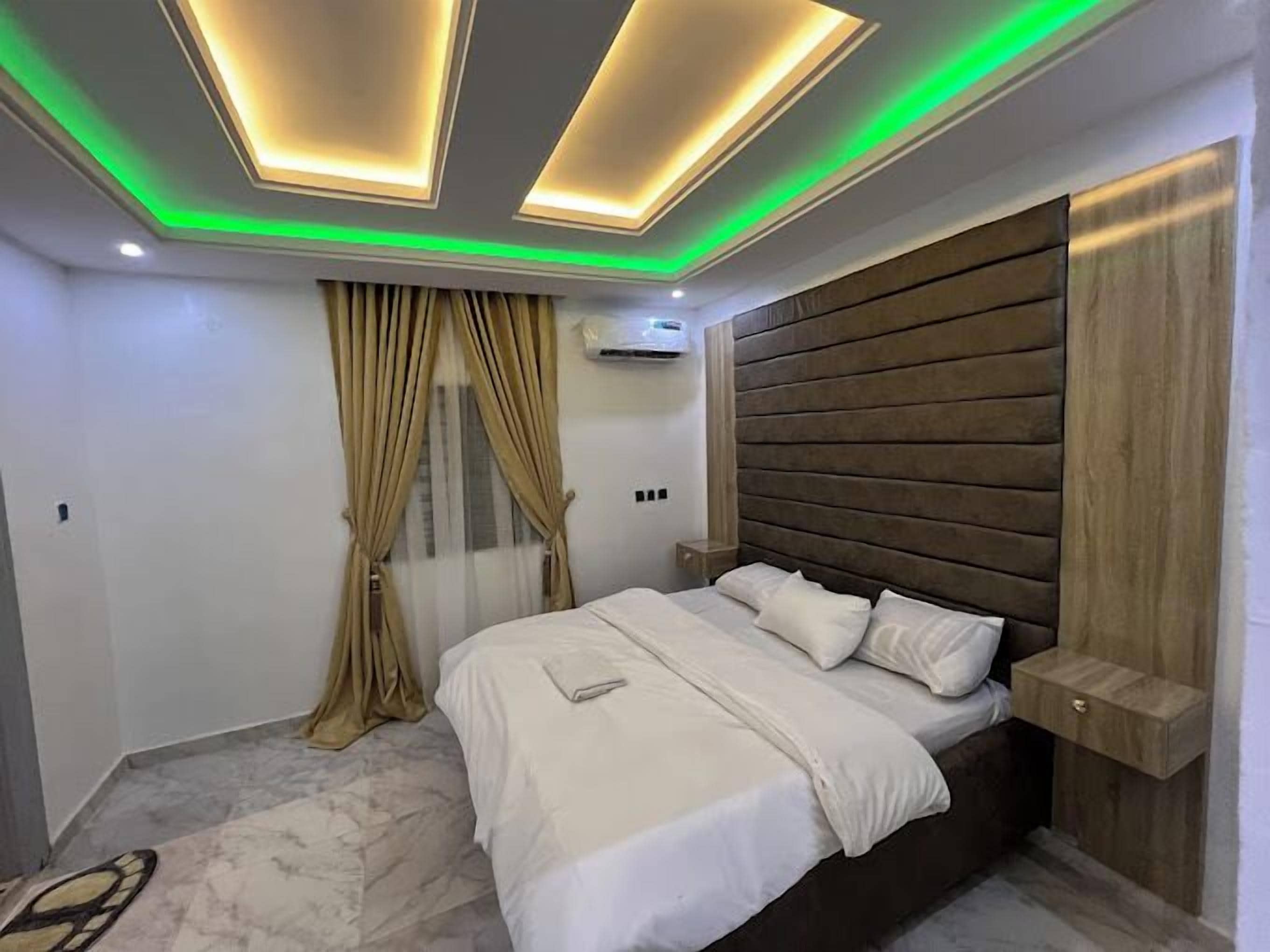 مكتب ومساحة عمل للكمبيوتر المحمول وواي فاي مجانًا