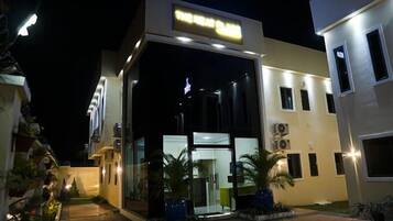 Façana frontal de l'allotjament (vespre/nit)