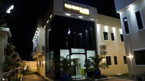 住宿正面 (夜晚)