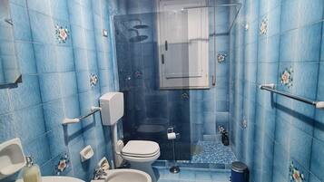 Doccia, asciugacapelli, bidet, asciugamani