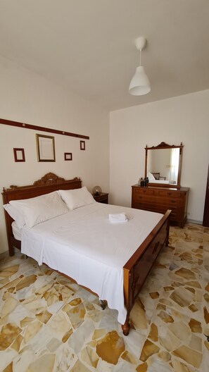 3 quartos, ferros/tábuas de passar roupa, roupa de cama