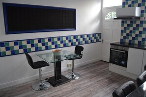 Dining - Modern Home Close to City Centre (Leeds)