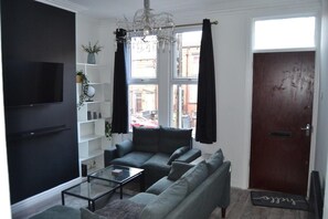 TV - Modern Home Close to City Centre (Leeds)