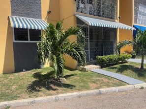 Exterior detail - Charming 1-bedroom apartment with AC and WiFi with Kingston Mountain Views (Kingston)