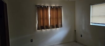 Serene 2-bedroom, 1.5 bathroom house with AC in charming New Port Richey