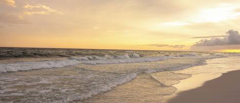 Playa en los alrededores y toallas de playa