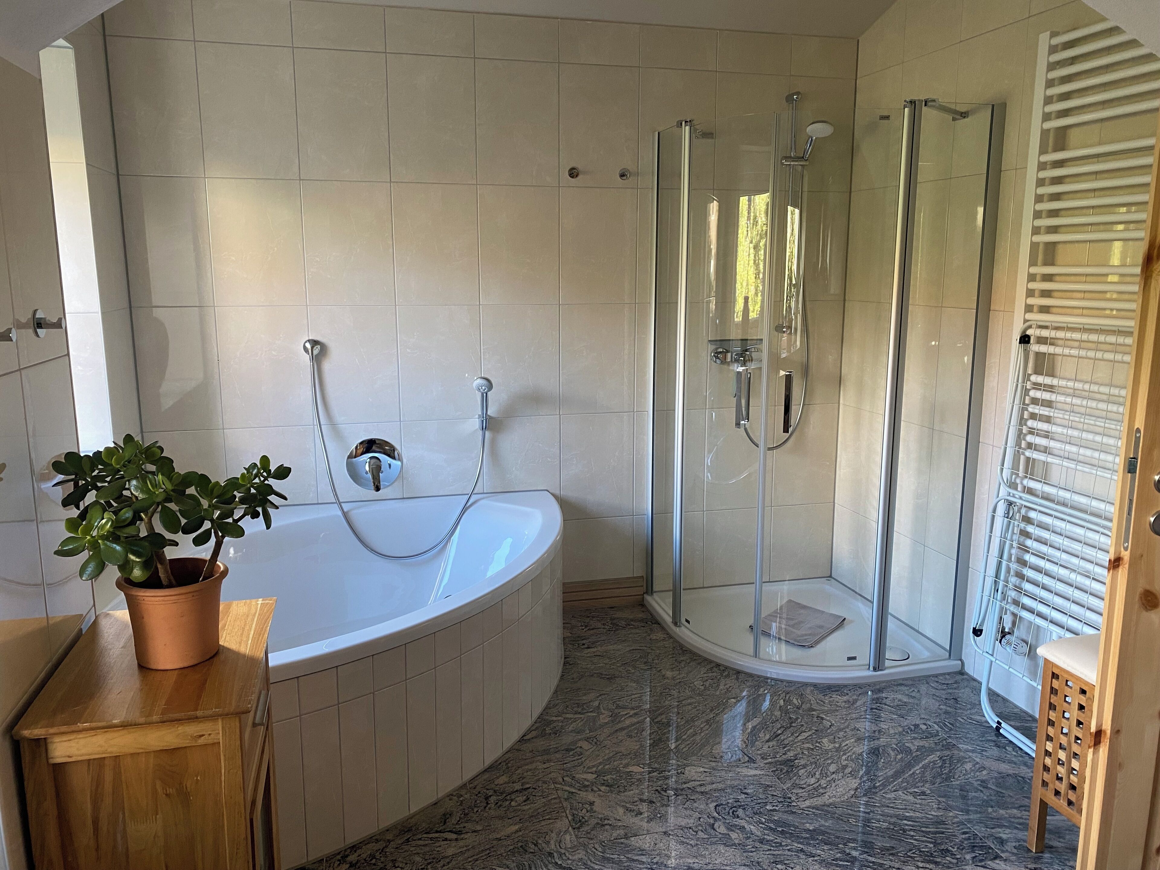 Dusche, Haartrockner, Handtücher, Seife