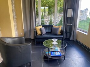 Table tennis, books - Apartment in HOFGOHLIS between Dresden, Meißen and Radebeul directly on the Elbe cycle path (Dresden)