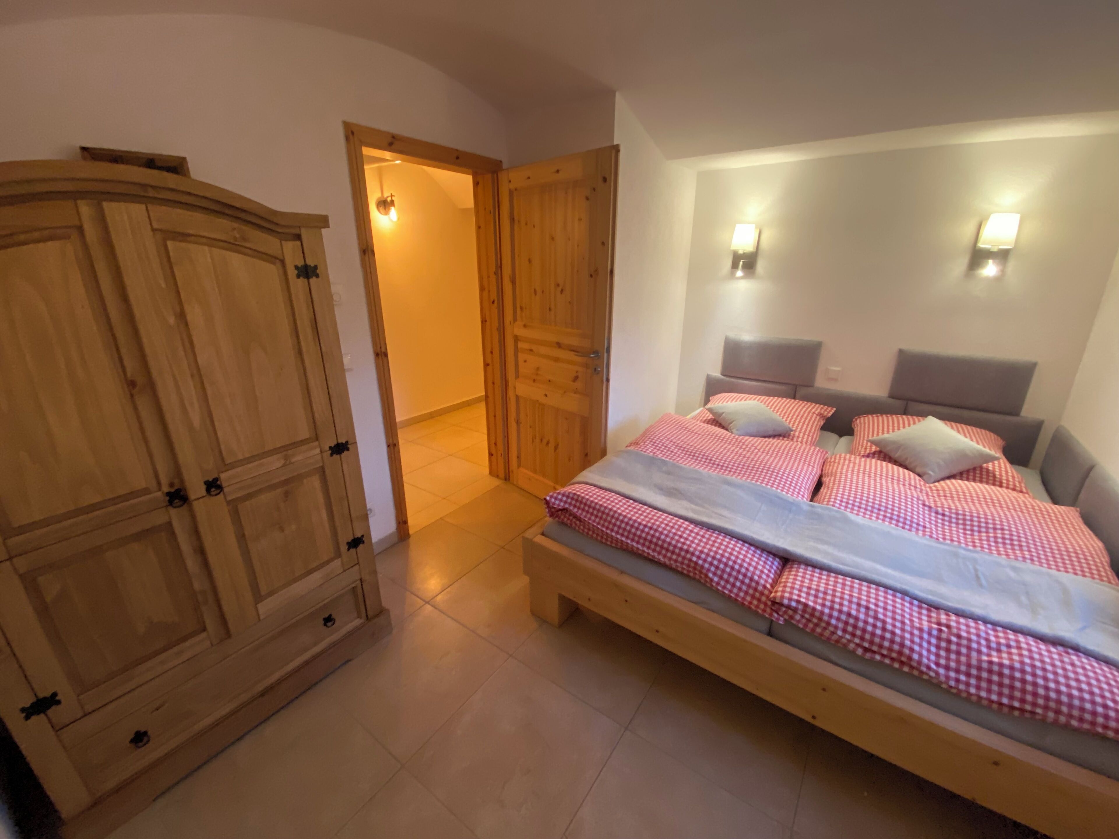 2 Schlafzimmer, Reisekinderbett, kostenloses WLAN, Bettwäsche