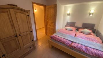 2 Schlafzimmer, Reisekinderbett, kostenloses WLAN, Bettwäsche