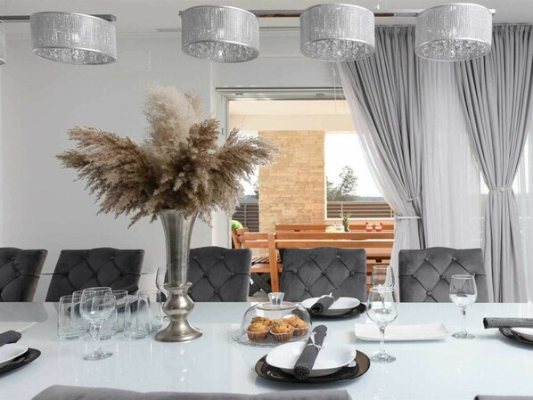 Villa | Dining