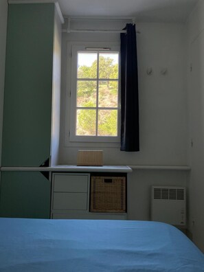 1 bedroom, desk, bed sheets - Appartement Vue Mer Imprenable - All comforts in an exceptional setting (Saint-Raphaël)